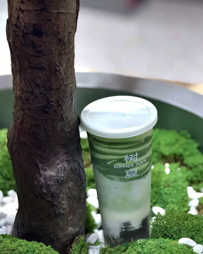 Smoothie by a tree trunk